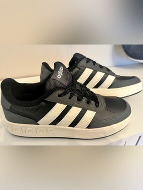 adidas Unisex Black and White Sneakers - Size Women 6.5, Men 5.